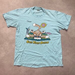 True Vintage 1987 Lifestyle Texas Sun Your Buns Funny Cat Tanning T-Shirt